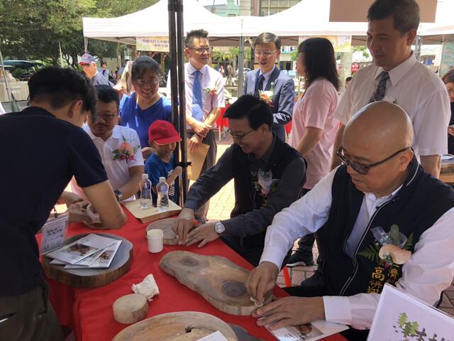 高局長也親自體驗木漆藝術