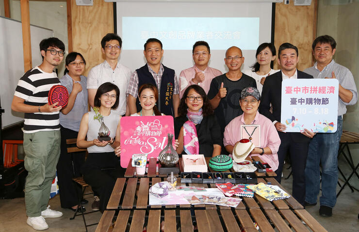 文化局長張大春與文創業者合照
