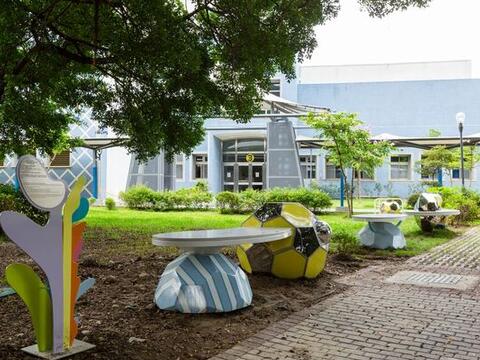 青春自由式-转角的风景-使用球类的形象-结合磨石子椅面-坐落在植栽树荫下-提供民众可亲近且实用的休憩功能