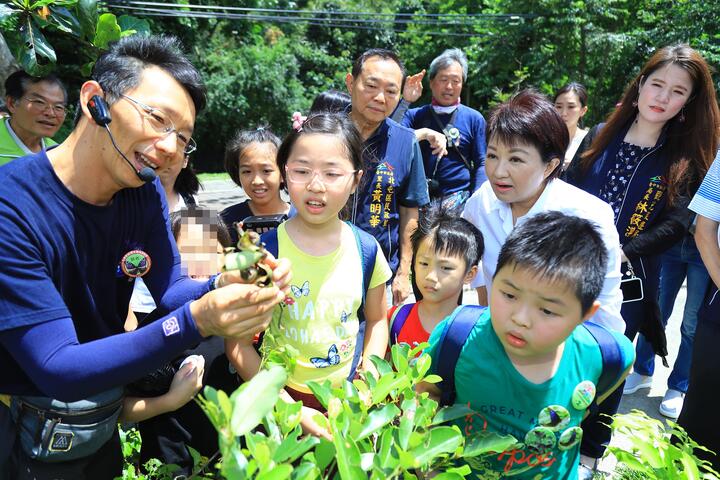守护台湾紫斑蝶 卢市长鼓励学童担任环保小尖兵