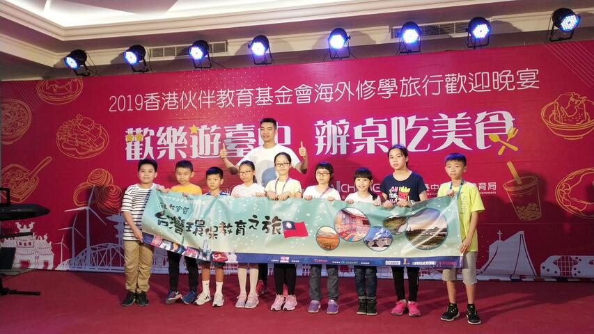 來臺中教育旅行正夯  千名香港學子採梨吃美食 市府在地小吃千人宴  港生難得體驗