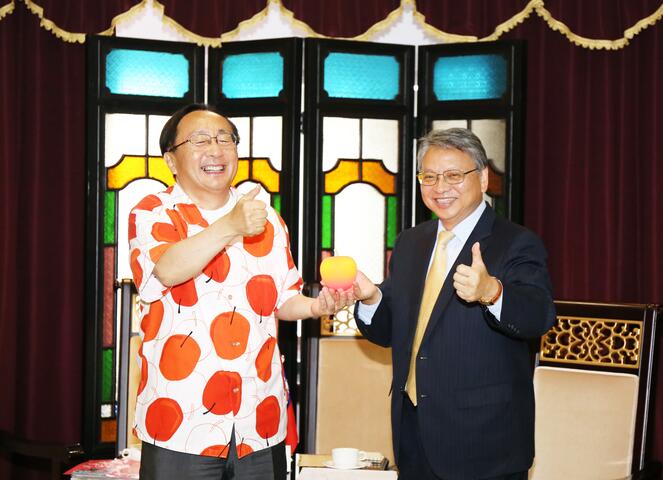 青森县知事三村申吾宣传青森苹果