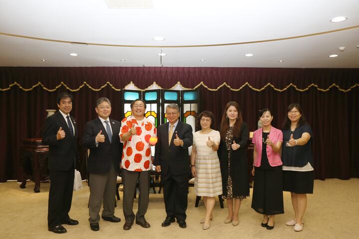 青森县知事三村申吾宣传青森苹果