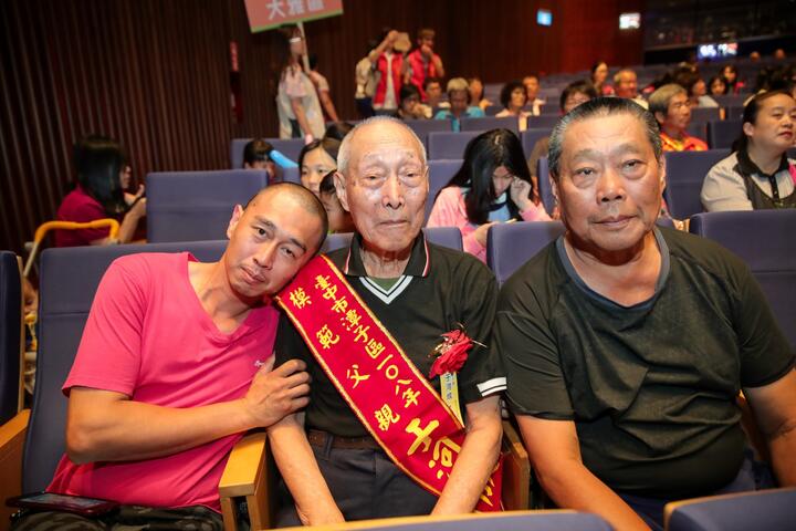 今日参加合照活动-来自潭子区的模范父亲于河成