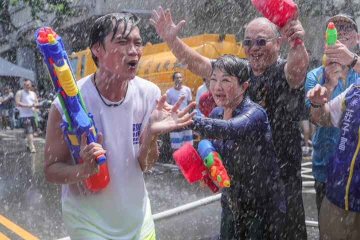 台中市長盧秀燕獻上首次濕身秀-攜手食尚玩家主持人黃鐙輝與民眾大打水仗