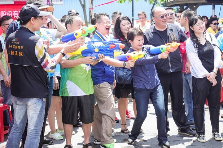 全身湿透-卢市长与民同乐大玩水仗-献上首次湿身秀