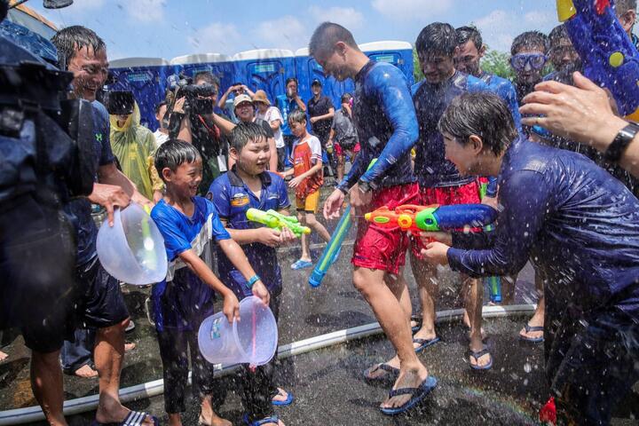 卢市长为小朋友泼水祝福