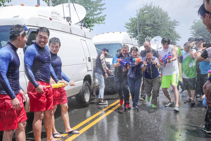 卢市长朝消防弟兄喷洒水柱-结果自己也被喷的一身湿