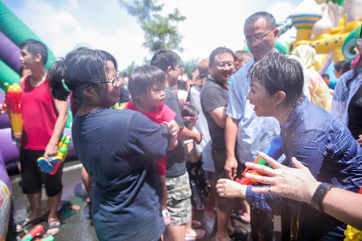 卢市长开心与现场民众互动