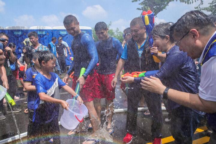 卢市长与小朋友水攻-互相祝福