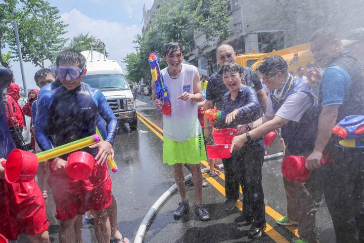 「全身濕透！」盧市長與民同樂大玩水仗 獻上首次濕身秀