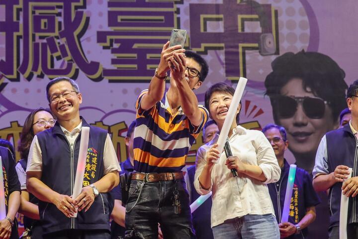 卢市长开心与民众合照