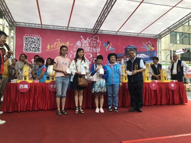 令狐副市长与民众合影