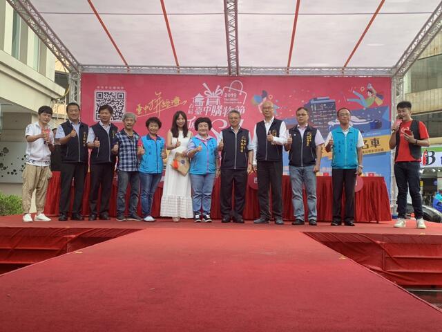 台中首届购物节送进口百万名车-令狐副市长抽出幸运民众