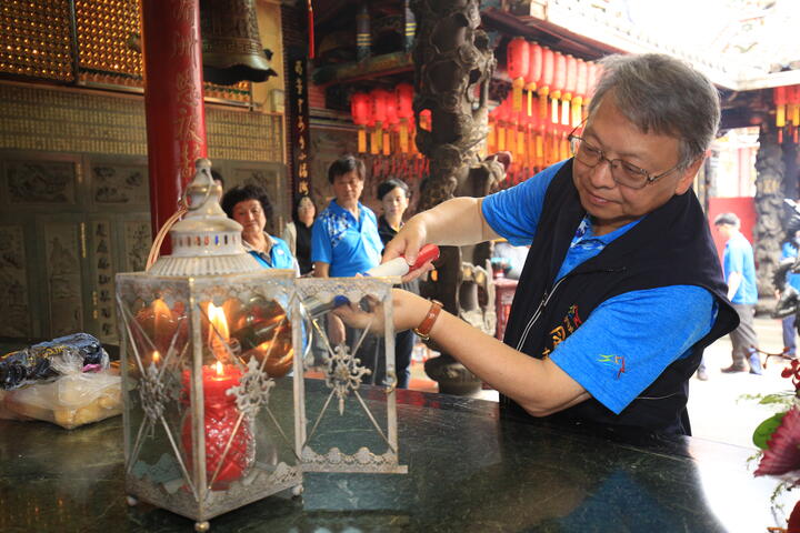 令狐副市长点燃圣火