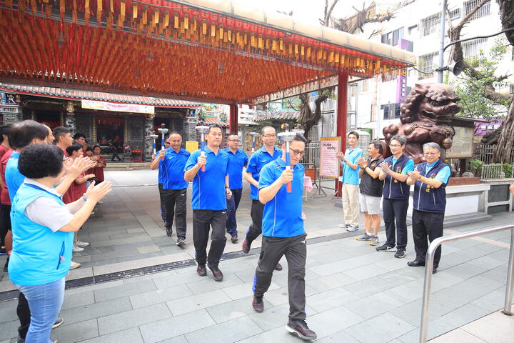 圣火传递至下一棒