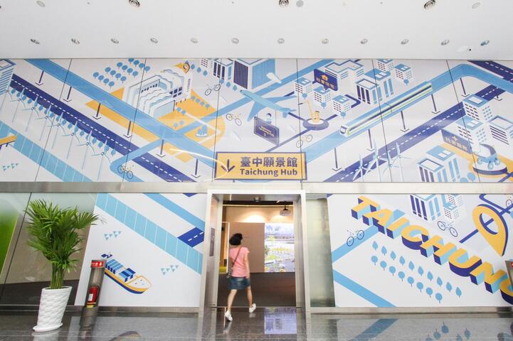 台中愿景馆入口打造成-登机门-的样貌-吸引市民朋友进入参观