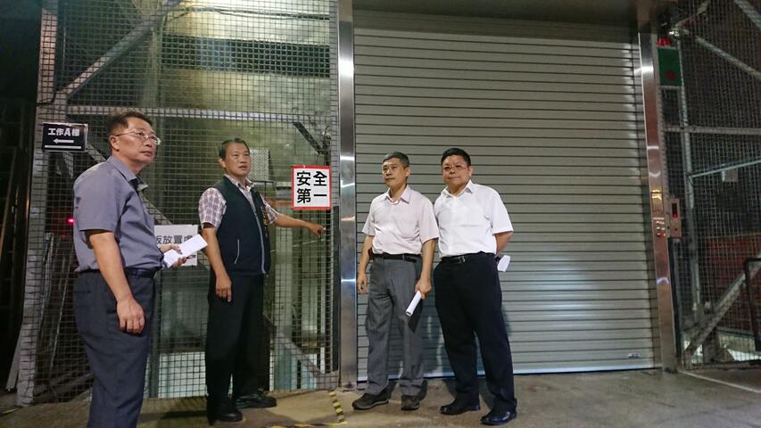 文化局长张大春-左2-5日视察中山堂-以安全性为优先考量