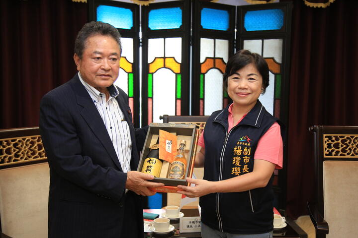 市府准备的主礼为雾峰区农会峰赏礼盒