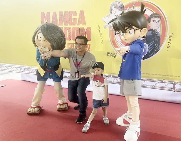 新闻局吴局长带着小孩与柯南-鬼太郎合照