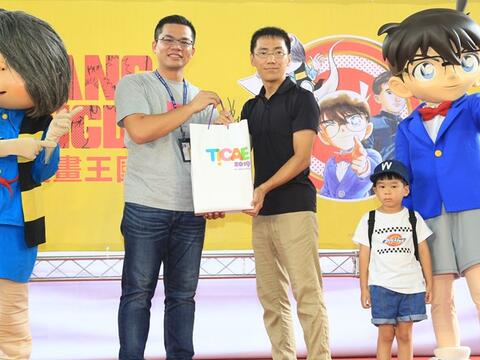 台中市新闻局长吴皇昇与鸟取县观光交流局漫画王国官房组长黒崎智治交换礼物