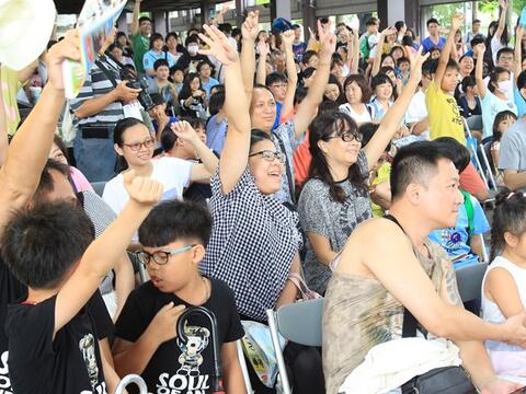 数百位民众热情参与