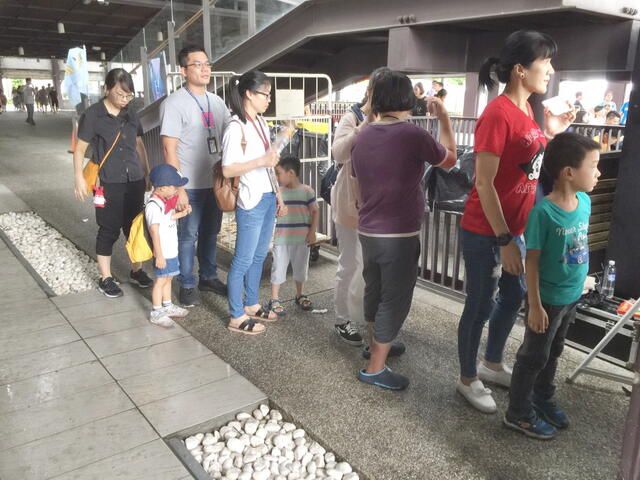 新闻局长吴皇昇带着小孩排队合照力挺动漫盛事