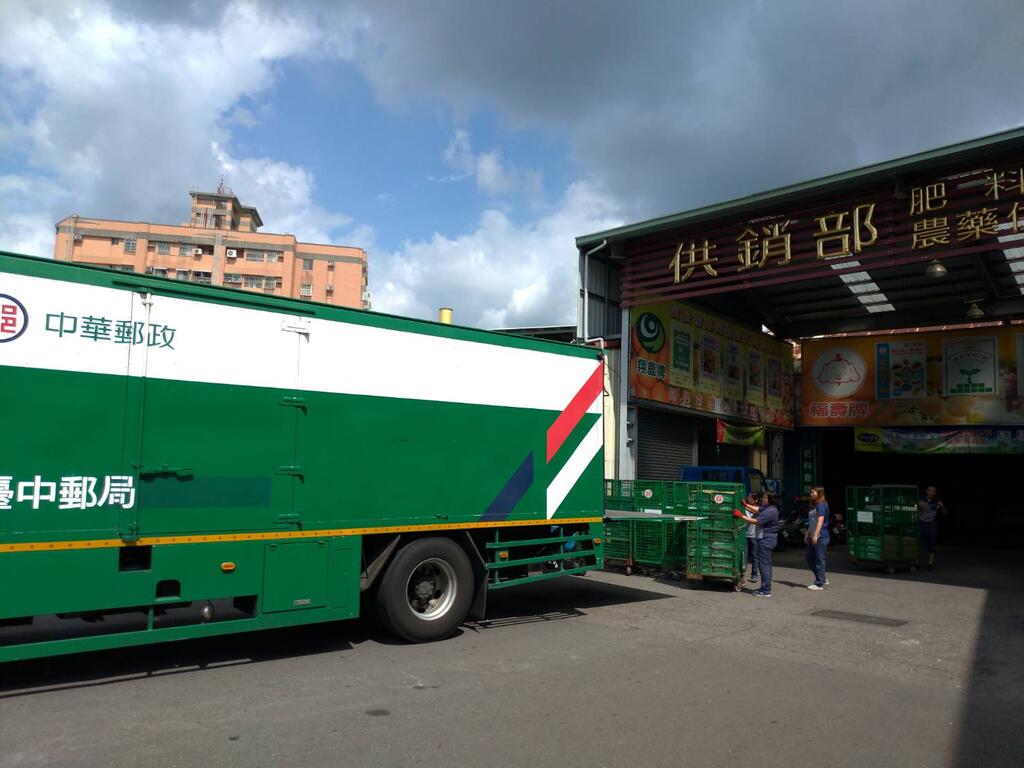 透过邮政商城网路订购及邮局快递配送水梨