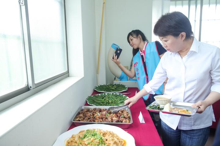 盧市長品嘗竹筍美味料理