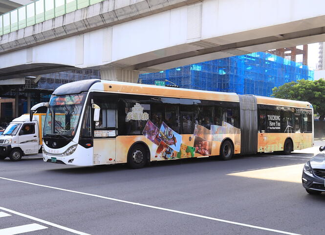 全国首辆迪士尼彩绘双节公车上路photo1-台中市政府新闻局提供