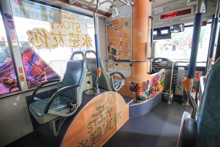 全国首辆迪士尼彩绘双节公车上路photo3-台中市政府新闻局提供