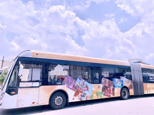 台中獨家-全國首輛迪士尼彩繪雙節公車上路 (1)