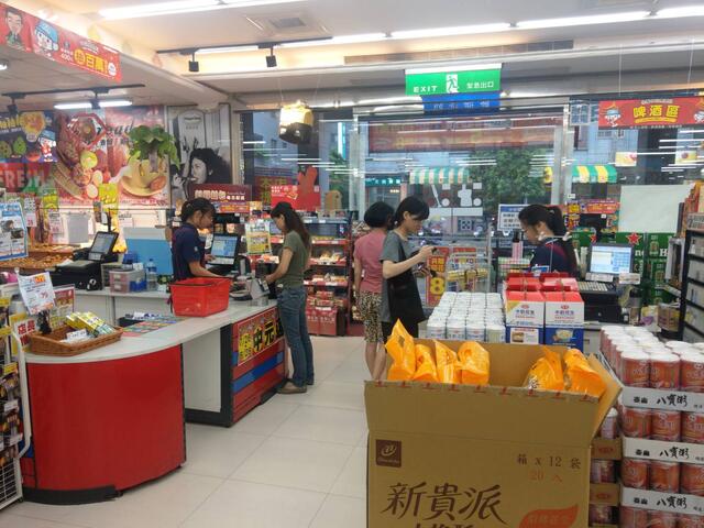 市府經濟發展局長高禩翔今-15-日特別前往購物節優惠商家-鼓勵民眾消費登入發票