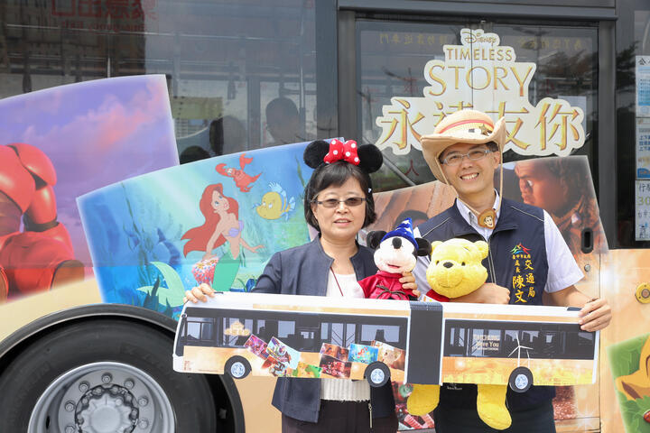 公共運輸處長陳文政-新聞局主任秘書陳瑜攜帶迪士尼經典角色相關配件出席-與民眾同樂