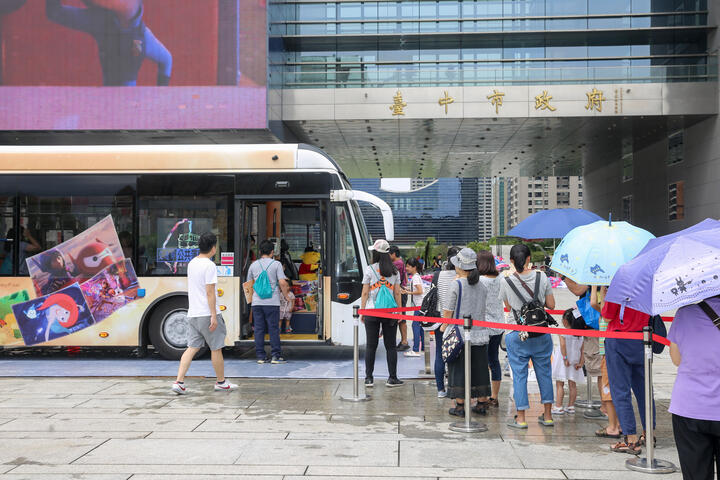 全國首輛-迪士尼永遠友你-主題彩繪雙節公車市府前廣場快閃-民眾熱情打卡合影