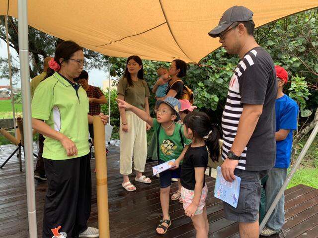 大小朋友創意拼砌大型彩色積木-一同體驗露營區活動