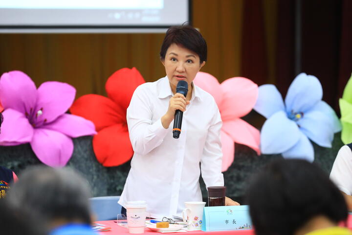 卢市长率领局处首长至神冈召开市政会议