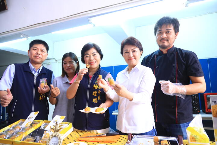 卢市长亲自推销神冈农特产品