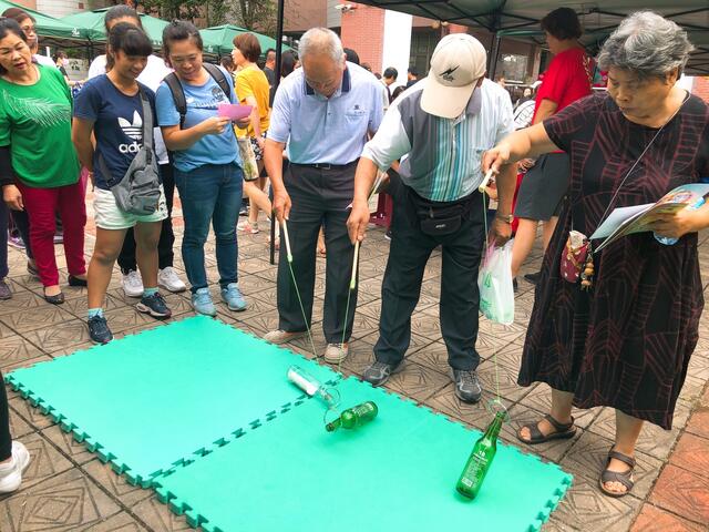 阿公阿嬤開心玩遊戲