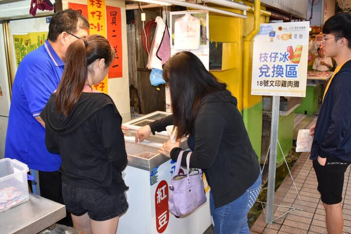 現場發送購物民眾多項好禮