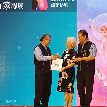 資深藝術家張淑美接受臺中市當代藝術家聯展為藝術家的喝采