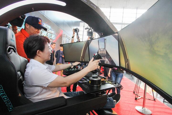 盧市長體驗電競艙體感遊戲的刺激感