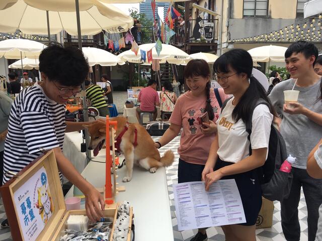 现场毛孩值日生与民众玩猜谜游戏