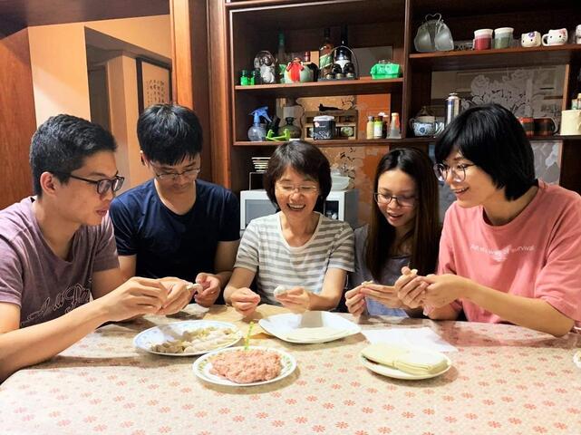 张思婷-妈妈巧手包馄饨-笑看儿女魂太钝-折成了混沌-留给下一顿