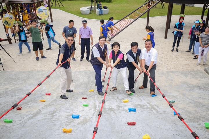 杨副市长体验蜂巢攀爬式设施