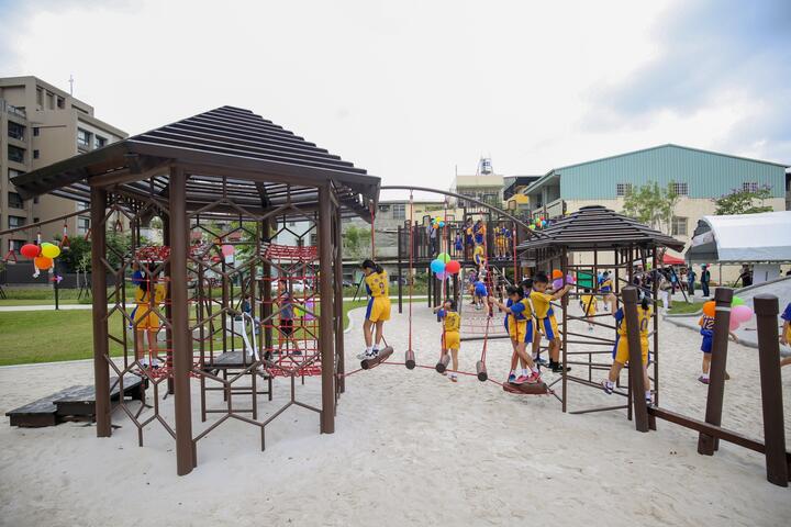 建设局设计全市首座-蜂巢-意象的攀爬式设施