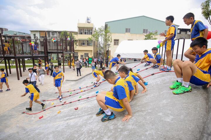 二和公园现场吸引不少小朋友迫不及待穿梭於游具之间玩乐