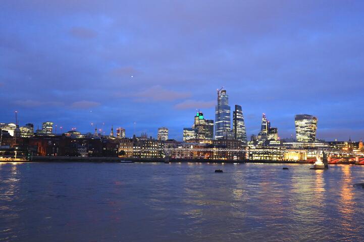 英国伦敦泰晤士河畔节为伦敦最大型的免费户外艺术节-藉由与世界各地的青年创作家及国际艺术家合作-举办多元艺文活动-年年吸引数百万到千万名观众参观