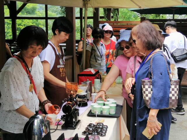 民眾體驗農特產品