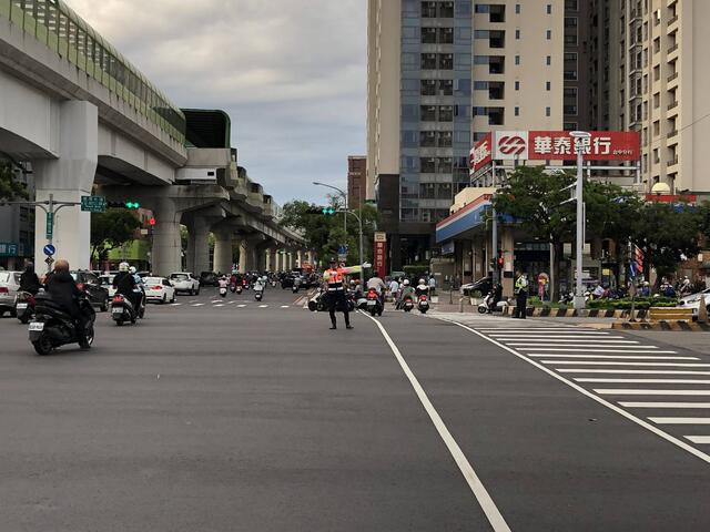 重點區域調派員警依車流狀況機動調整路口號誌-加強指揮疏導-請配合遵行